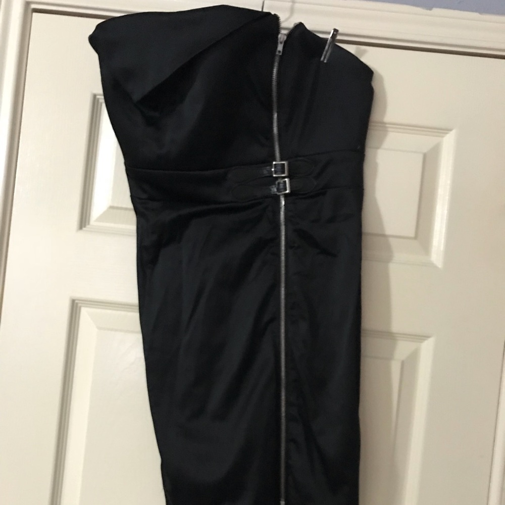 Strapless dress with zipper side